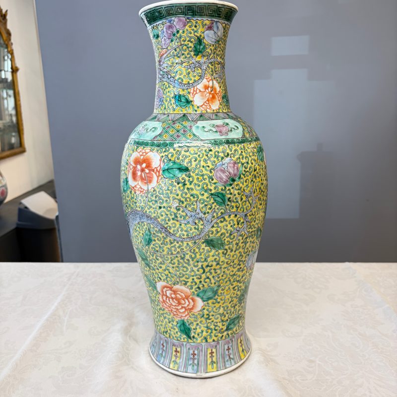 A pair of Chinese famille verte 'Phoenixes among Peonies' vases - 图17