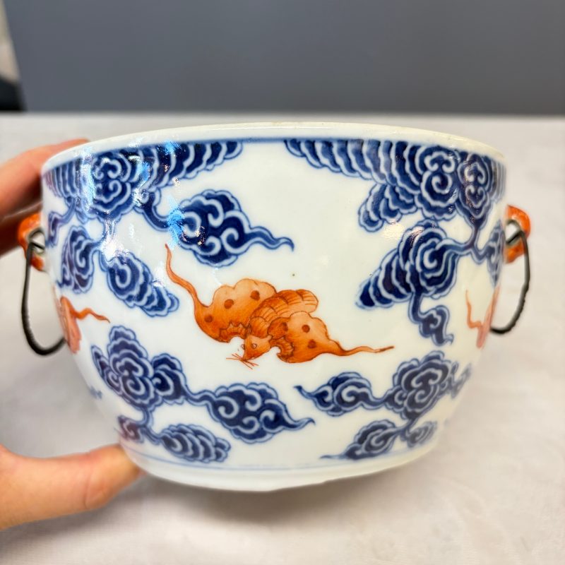 洪福齊天 | A pair of Chinese blue, white and iron-red 'Hong Fu Qi Tian 洪福齊天' warming bowls and covers - 图34