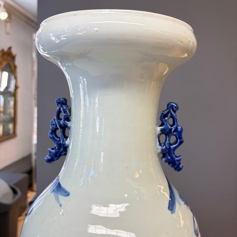 A Chinese blue and white 'Riverscape' vase and a famille rose 'Rooster' vase - 图15