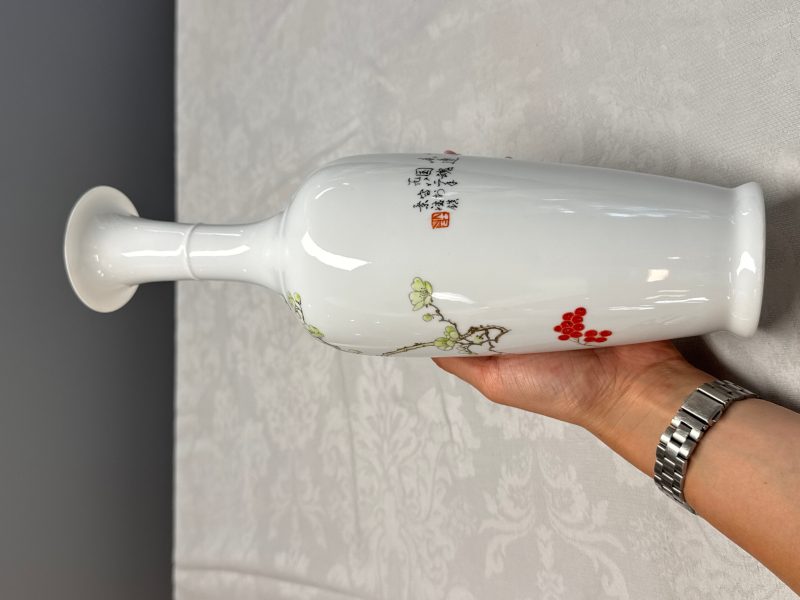 Three Chinese polychrome semi-eggshell vases - 图20