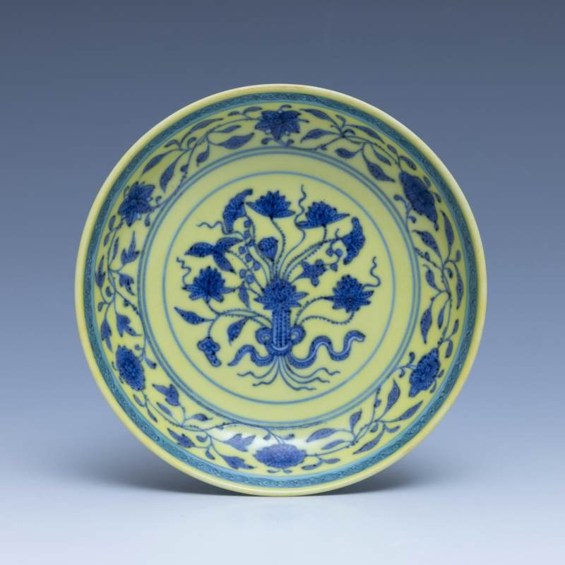A pair of Ming-style yellow-ground blue and white saucers, Qianlong mark and of the period (1736-1795) - 图2