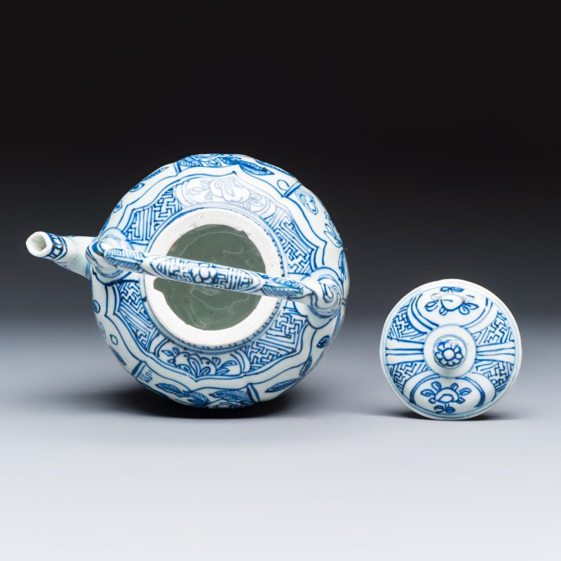 A Chinese blue and white 'Buddhist Lion' wine pot and cover - 图6