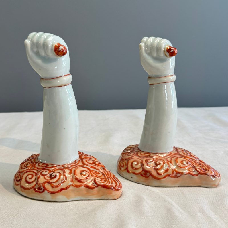 A pair of Chinese iron-red and gilt-decorated wall sconces in the shape of an arm - 图10
