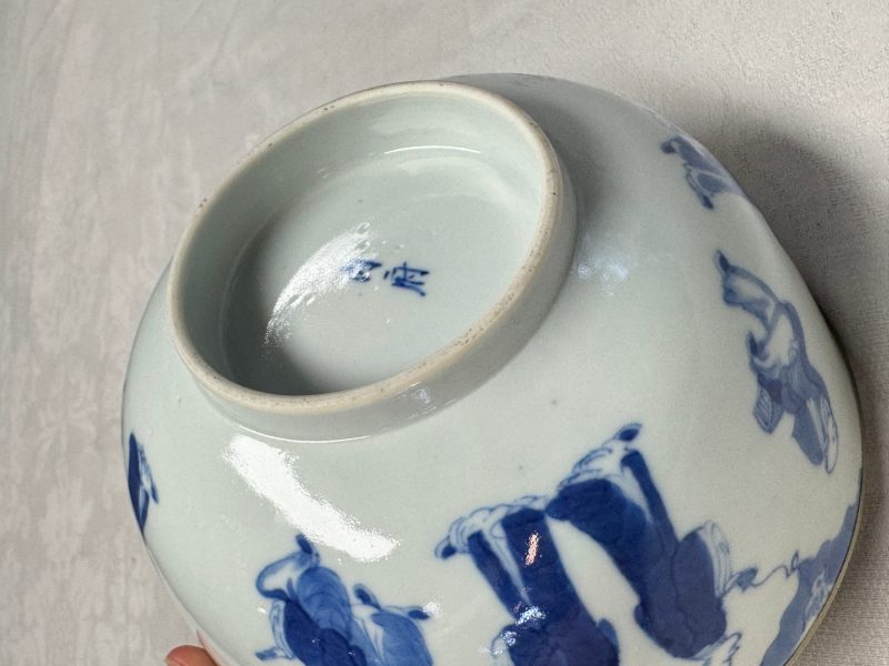 A Chinese blue and white 'Bleu de Hue' bowl with eighteen luohan - 图22