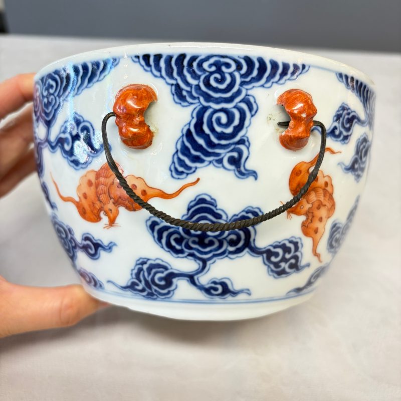 洪福齊天 | A pair of Chinese blue, white and iron-red 'Hong Fu Qi Tian 洪福齊天' warming bowls and covers - 图35