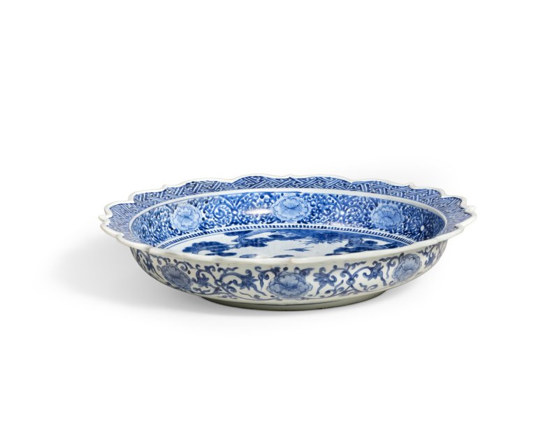 A large porcelain dish, Arita ware, Hizen, Edo period, mid-17th century | 染付山水図輪花大皿　肥前　有田窯　江戸時代前期　17世紀中頃 - 图2