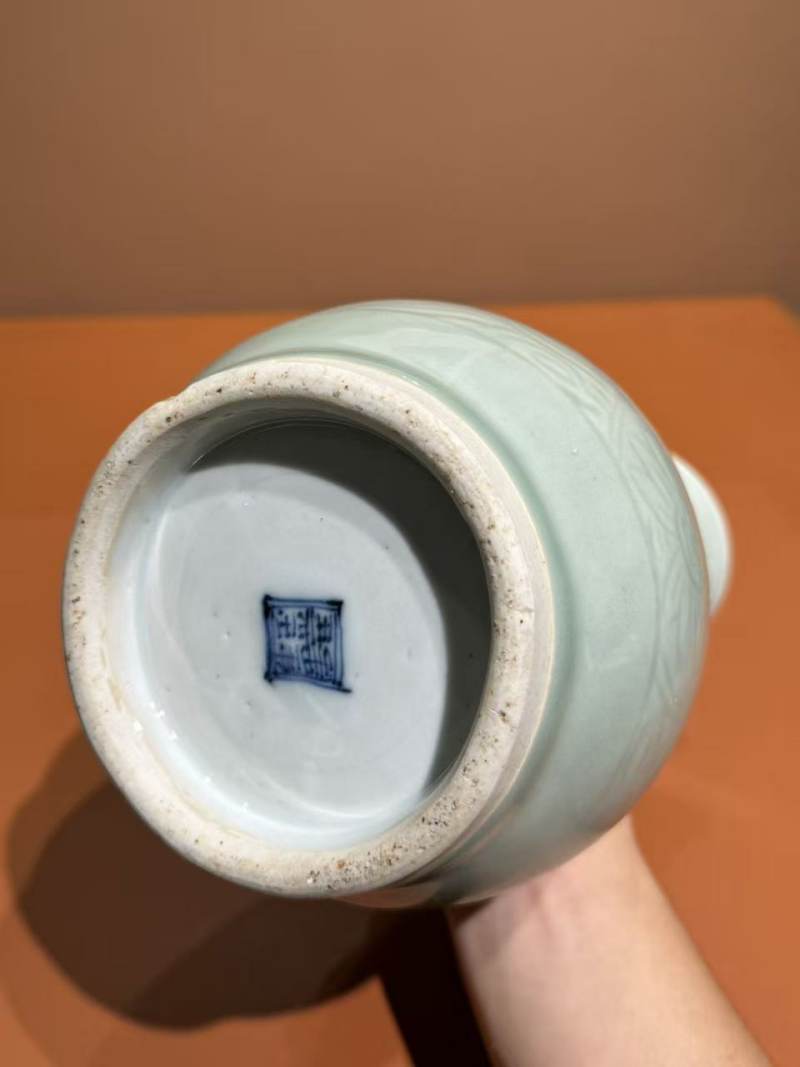 明晚期 青釉暗刻花卉纹瓶 - 图9