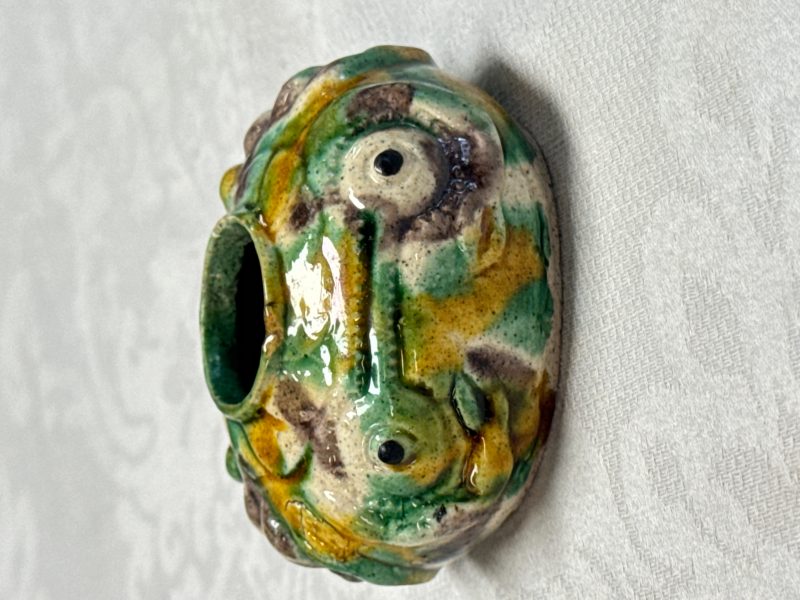 A Chinese famille verte sancai biscuit 'Crab' water pot and a 'Swastika' square bottle on a later wooden stand - 图27