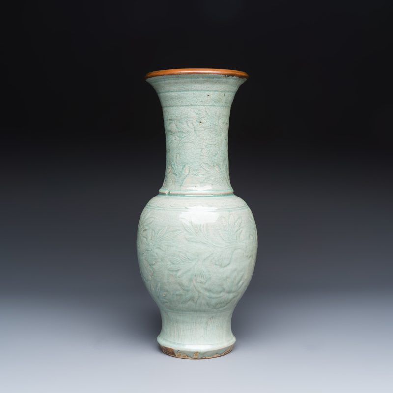 A Chinese Longquan celadon-glazed incised 'Peony' yenyen vase - 图3