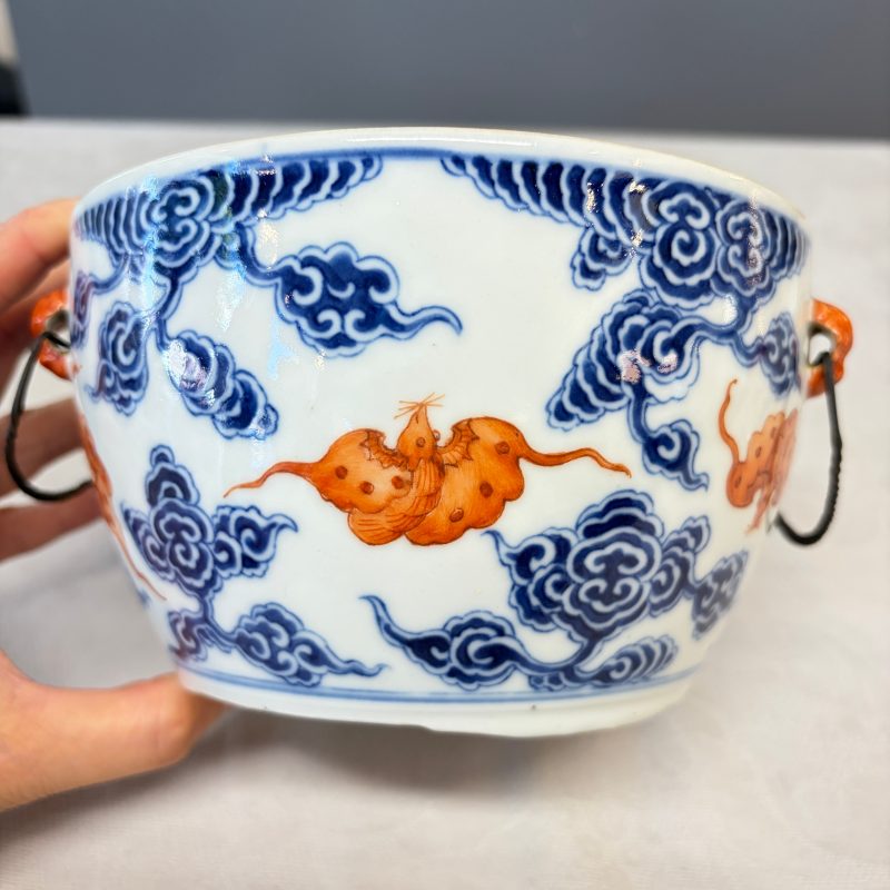 洪福齊天 | A pair of Chinese blue, white and iron-red 'Hong Fu Qi Tian 洪福齊天' warming bowls and covers - 图36