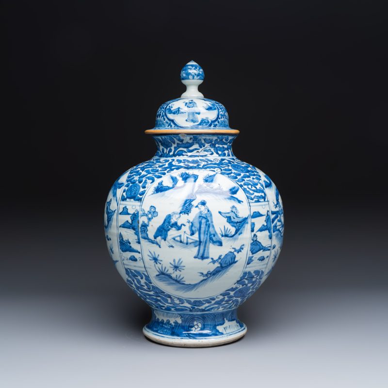 A Chinese blue and white baluster vase and cover with narrative design - 图2