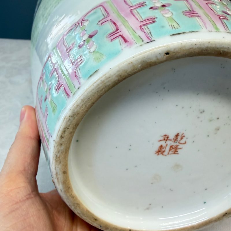 A Chinese famille rose 'Elegant ladies with playing boys' vase - 图26
