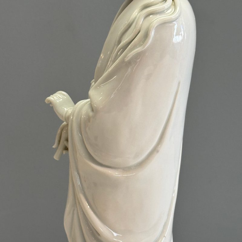 A Chinese Dehua blanc de Chine figure of Guanyin - 图25