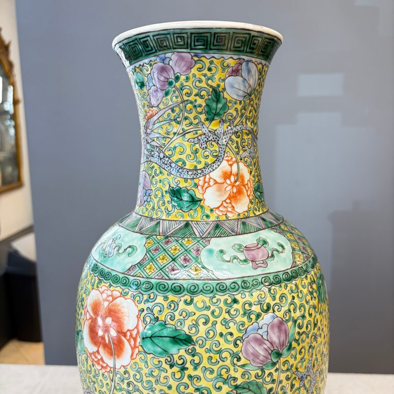 A pair of Chinese famille verte 'Phoenixes among Peonies' vases - 图18