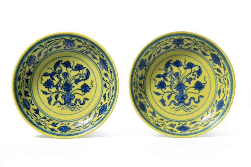 A pair of Ming-style yellow-ground blue and white saucers, Qianlong mark and of the period (1736-1795) - 图1