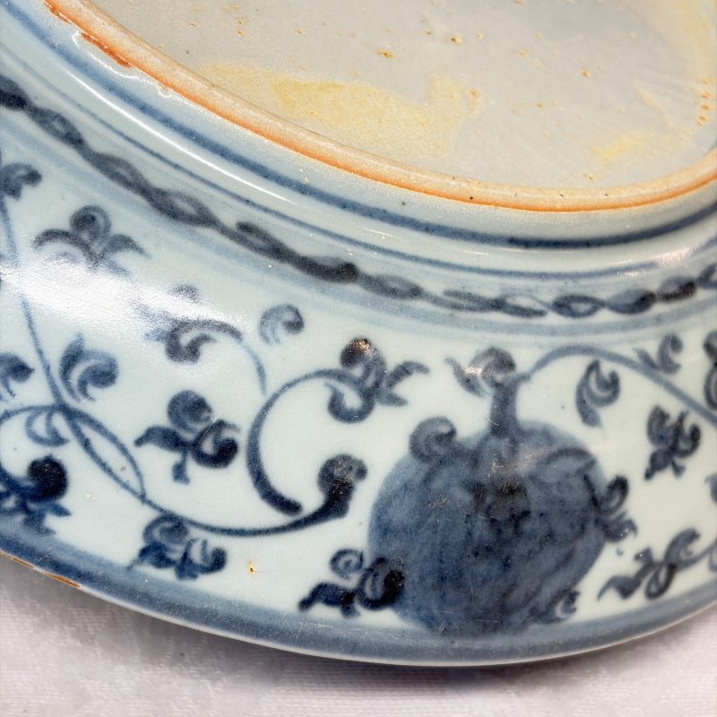A Chinese blue and white dish with floral design - 图20
