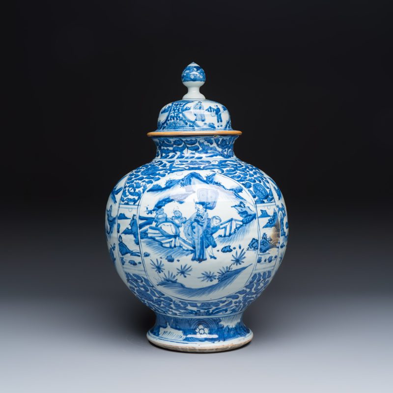 A Chinese blue and white baluster vase and cover with narrative design - 图3