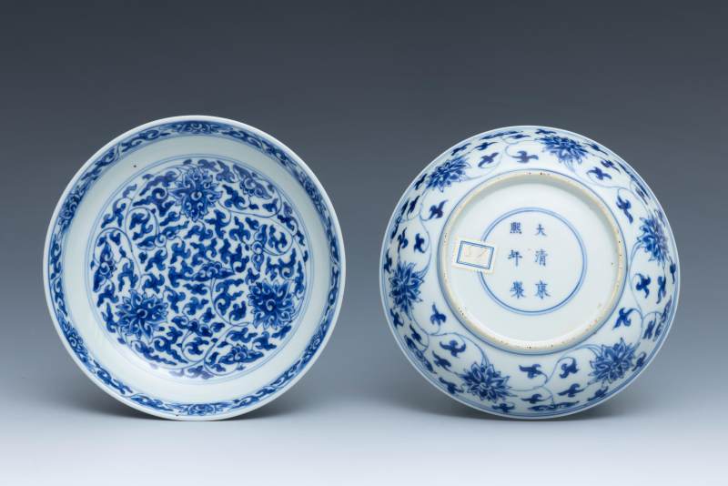 A pair of blue and white 'lotus' dishes, Kangxi mark and of the period (1662-1722) - 图2