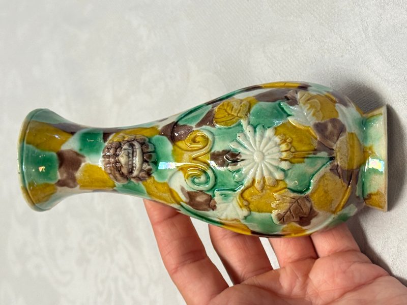 A pair of Chinese famille verte sancai biscuit wall pocket vases - 图18