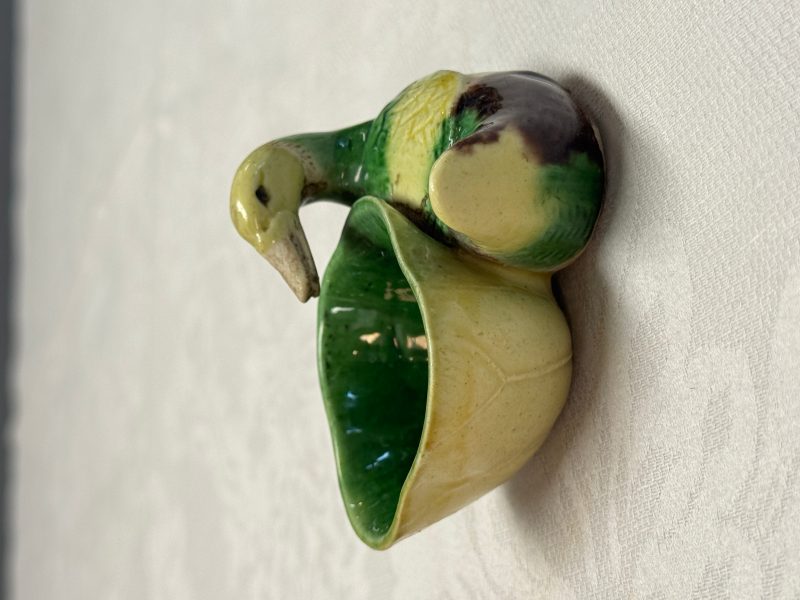 A pair of Chinese famille verte sancai biscuit duck-and-lotus-form water droppers on later wooden stands - 图31