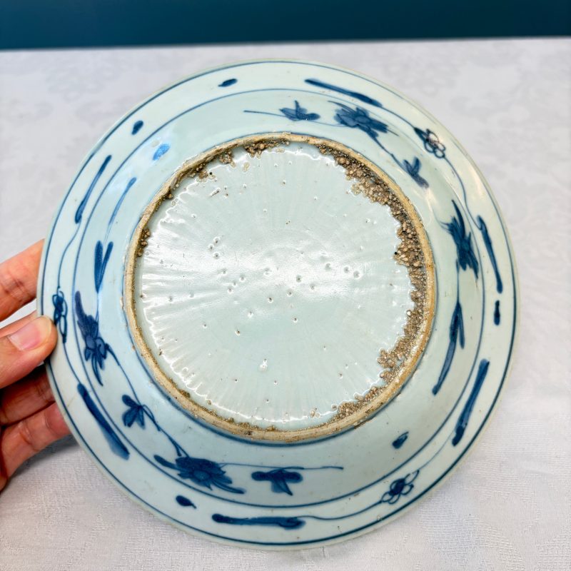 Two Chinese blue and white bowls, a plate, a celadon kendi and a vase - 图23