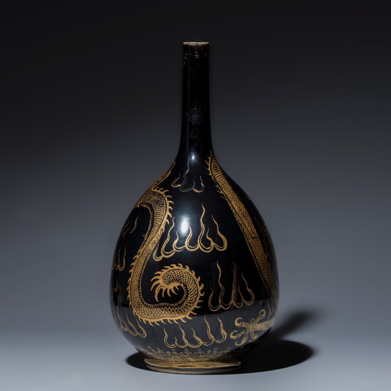 A Chinese gilt-decorated black-ground 'Dragon' vase - 图3