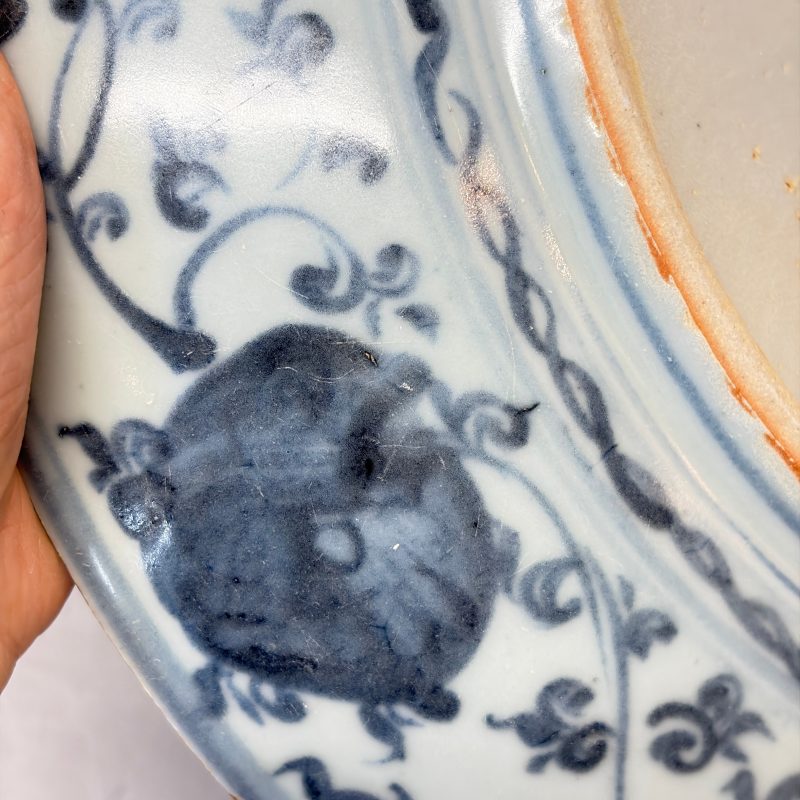 A Chinese blue and white dish with floral design - 图21