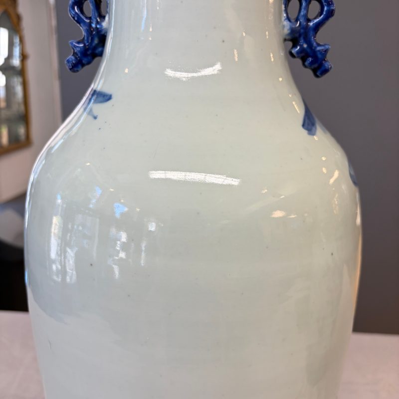 A Chinese blue and white 'Riverscape' vase and a famille rose 'Rooster' vase - 图16