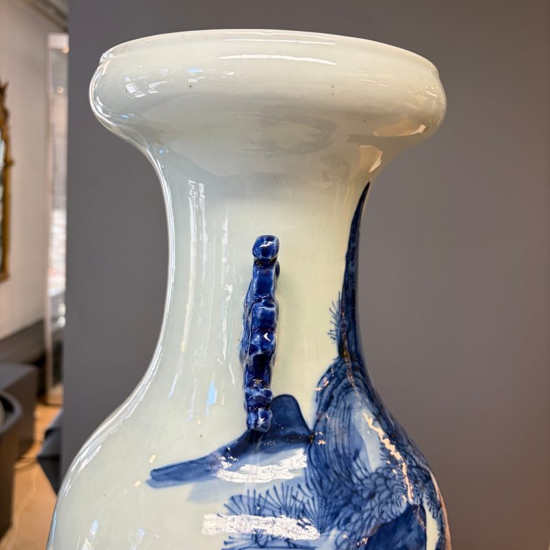 A Chinese blue and white 'Riverscape' vase and a famille rose 'Rooster' vase - 图18