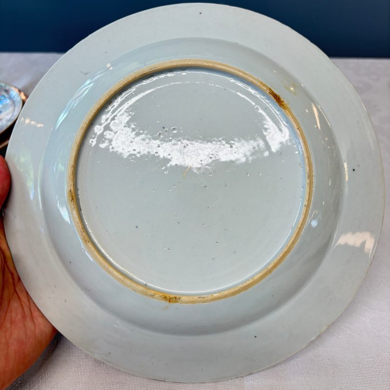 Two Chinese famille rose plates and a pair of Dutch-decorated plates - 图23