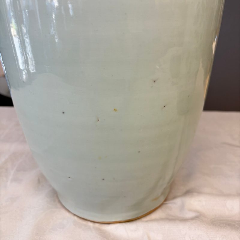 A Chinese blue and white 'Riverscape' vase and a famille rose 'Rooster' vase - 图17