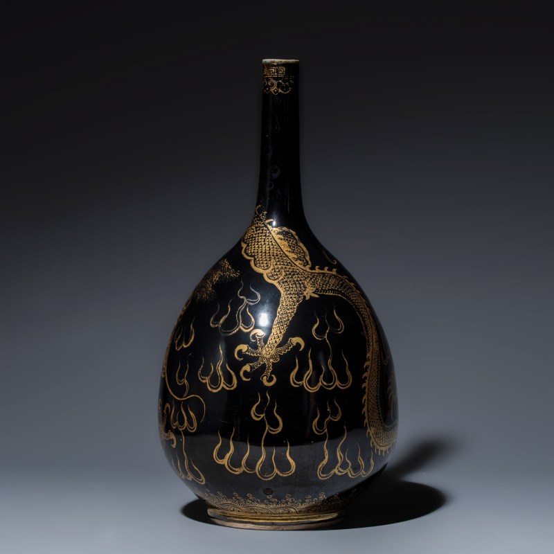 A Chinese gilt-decorated black-ground 'Dragon' vase - 图2