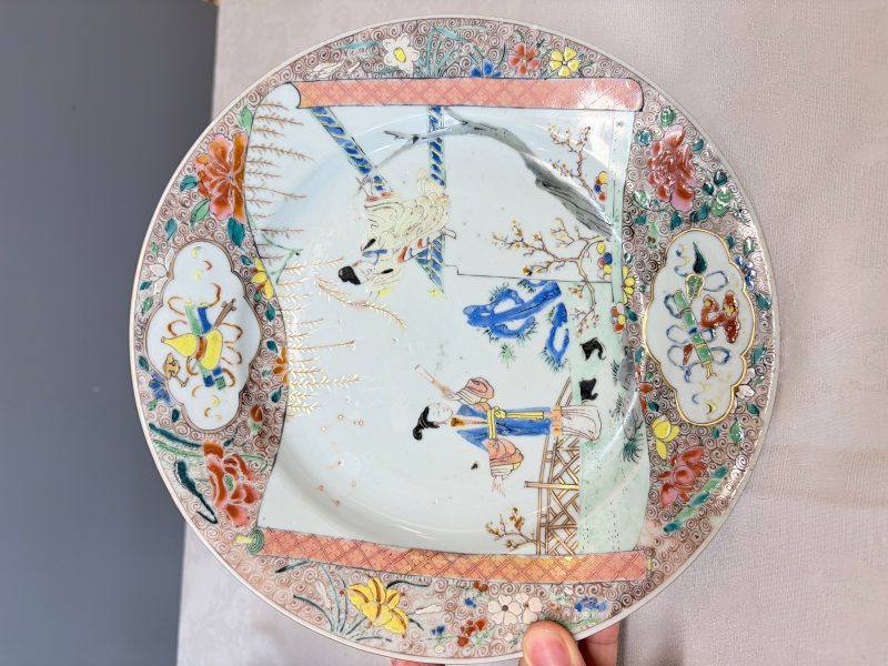 A pair of Chinese famille rose 'Xi Xiang Ji' plates - 图4
