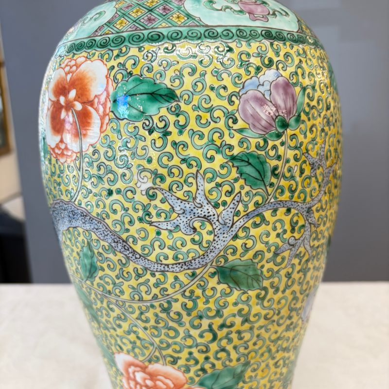 A pair of Chinese famille verte 'Phoenixes among Peonies' vases - 图19