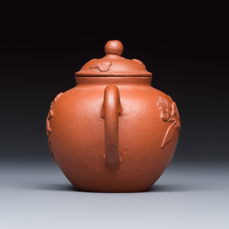 A Chinese Yixing stoneware teapot and cover with floral relief design - 图3