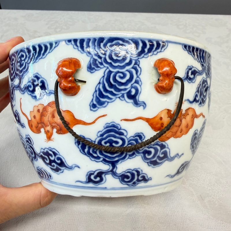洪福齊天 | A pair of Chinese blue, white and iron-red 'Hong Fu Qi Tian 洪福齊天' warming bowls and covers - 图37