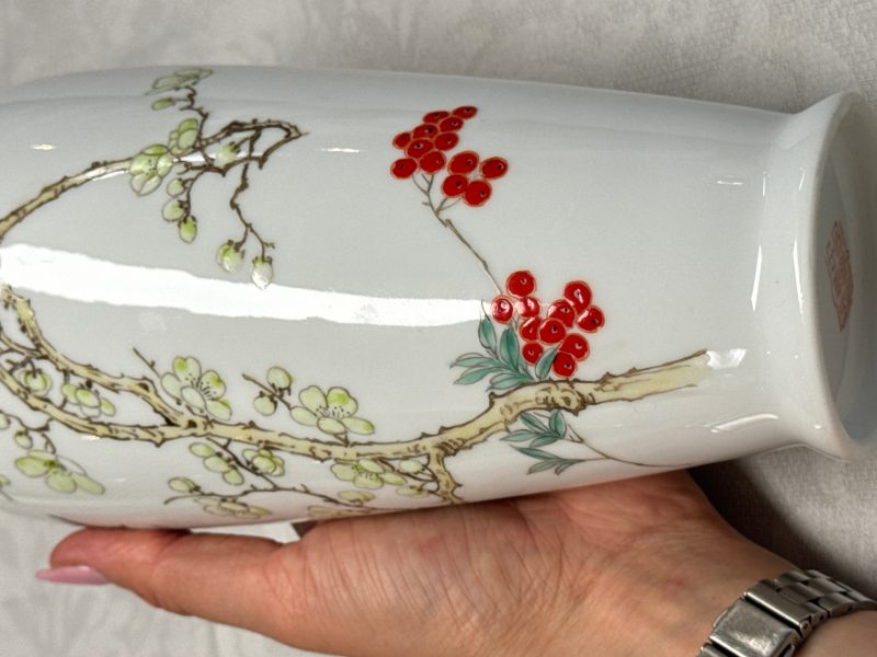 Three Chinese polychrome semi-eggshell vases - 图24