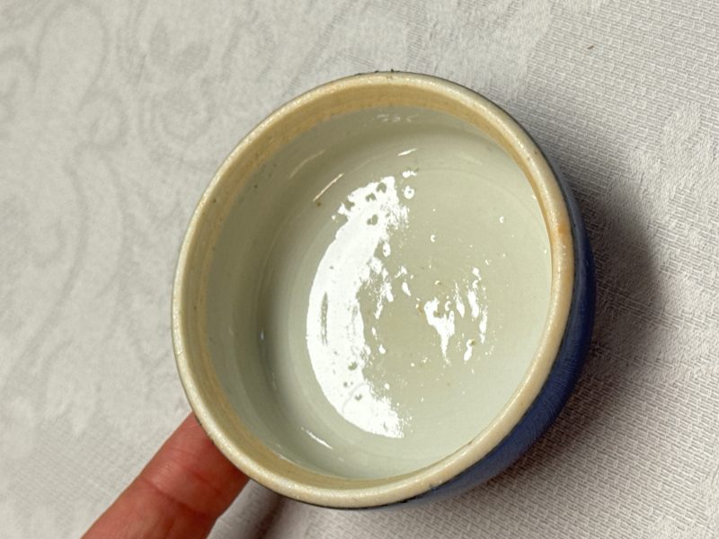 Three Chinese monochrome wares, one with a wooden stand - 图69