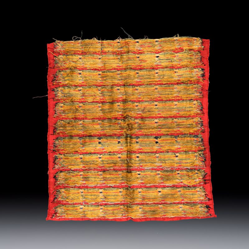 A Chinese red-ground brocade panel with seated Buddhas - 图2