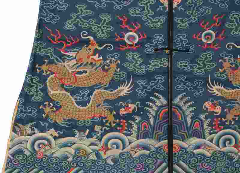 A blue-ground silk kesi dragon summer robe - 图13
