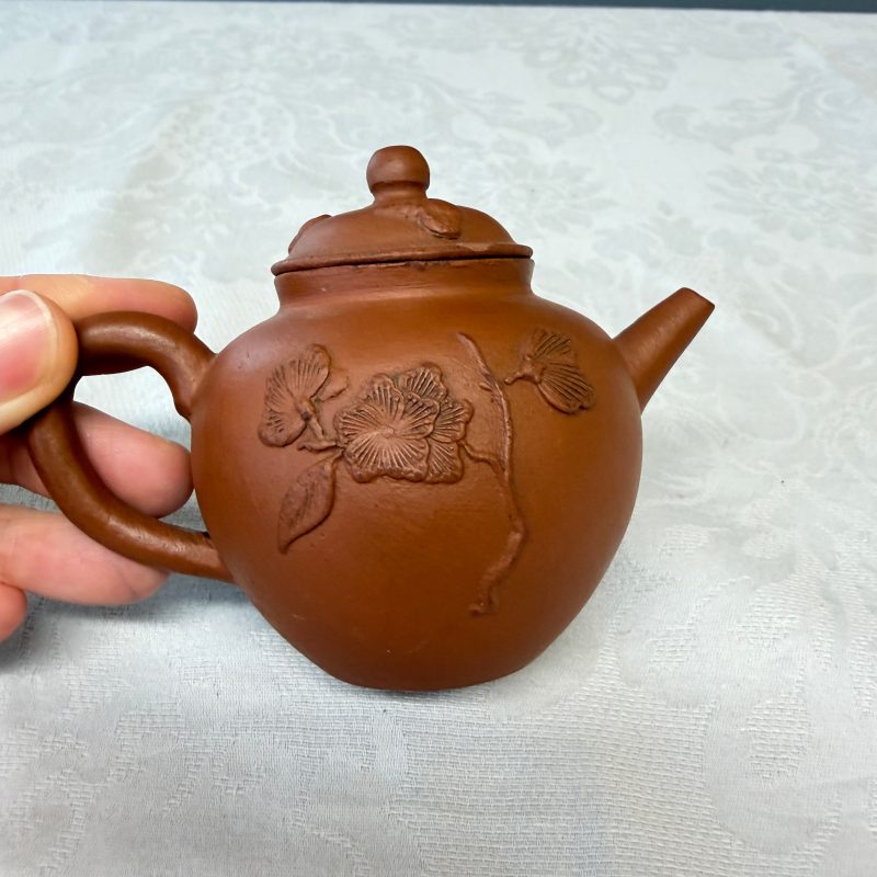 A Chinese Yixing stoneware teapot and cover with floral relief design - 图11