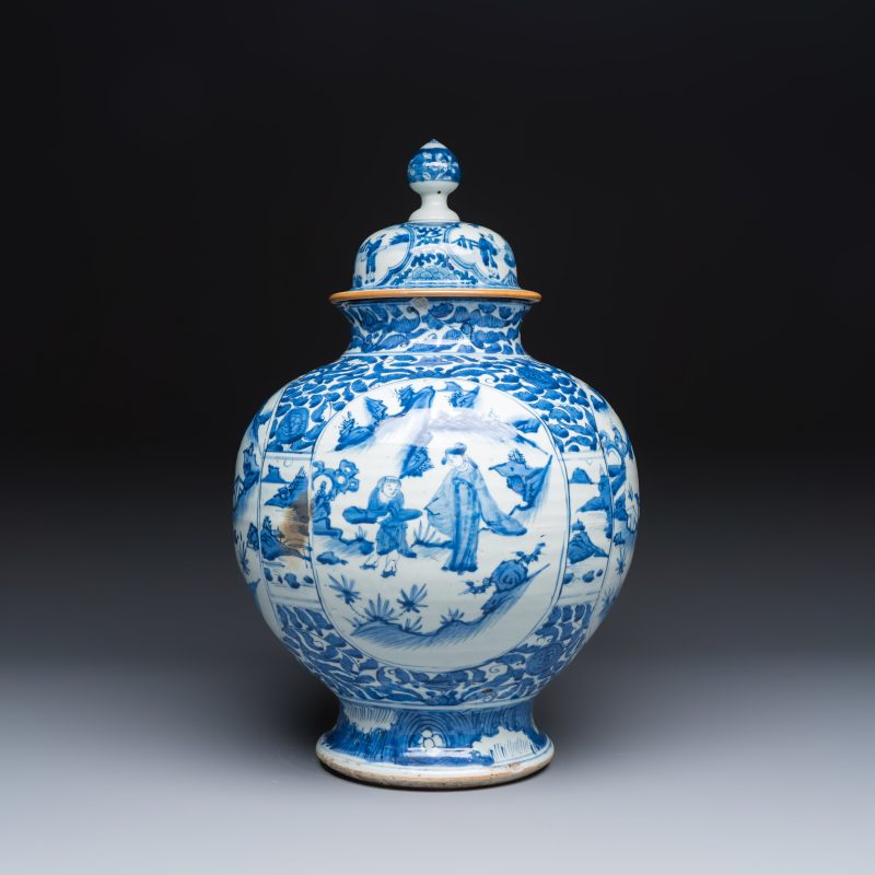 A Chinese blue and white baluster vase and cover with narrative design - 图4