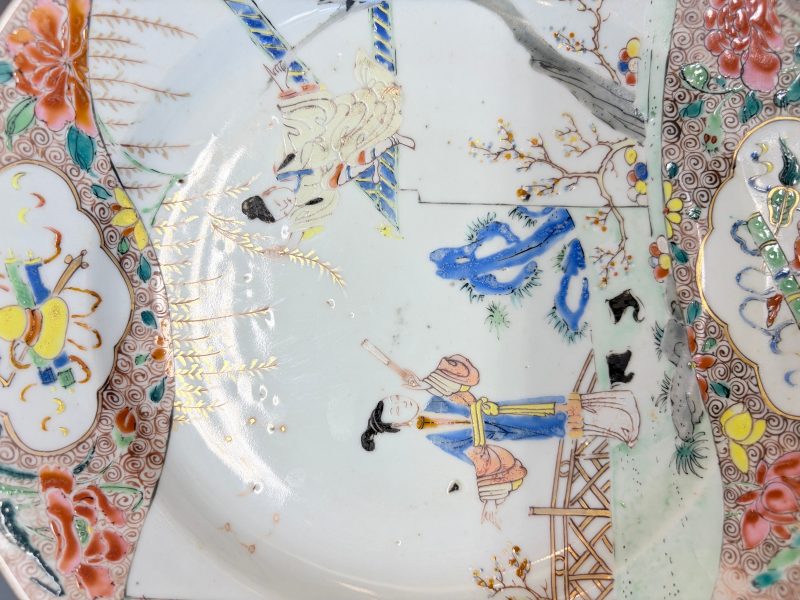 A pair of Chinese famille rose 'Xi Xiang Ji' plates - 图5