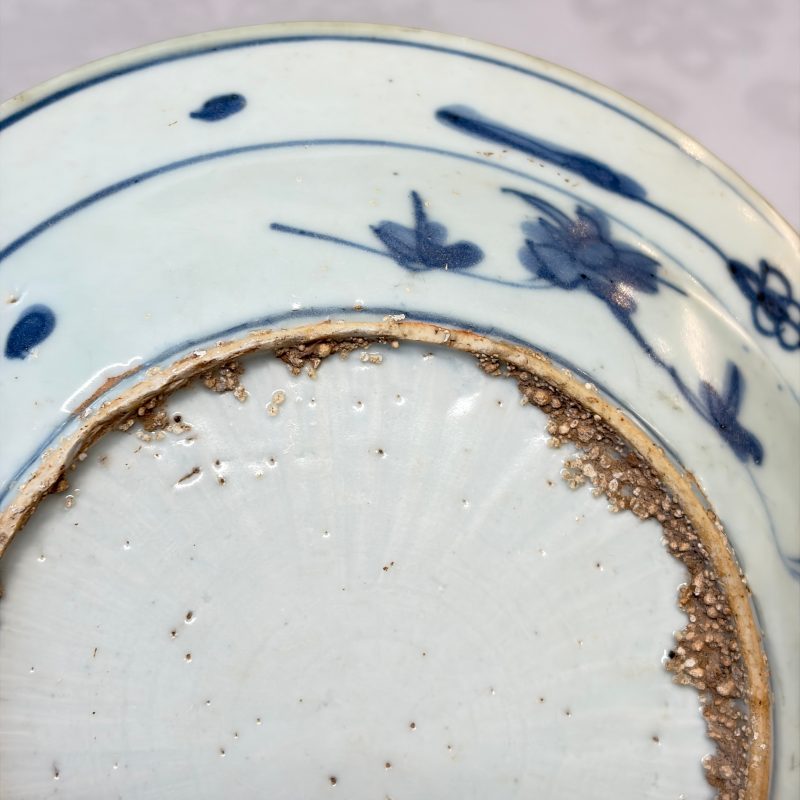 Two Chinese blue and white bowls, a plate, a celadon kendi and a vase - 图25