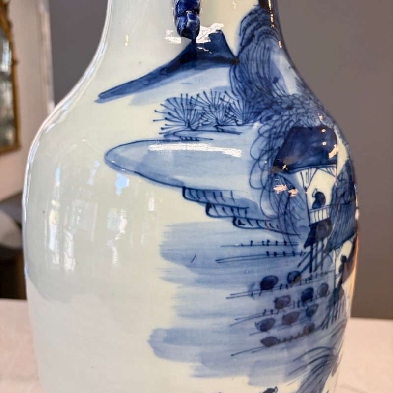 A Chinese blue and white 'Riverscape' vase and a famille rose 'Rooster' vase - 图19