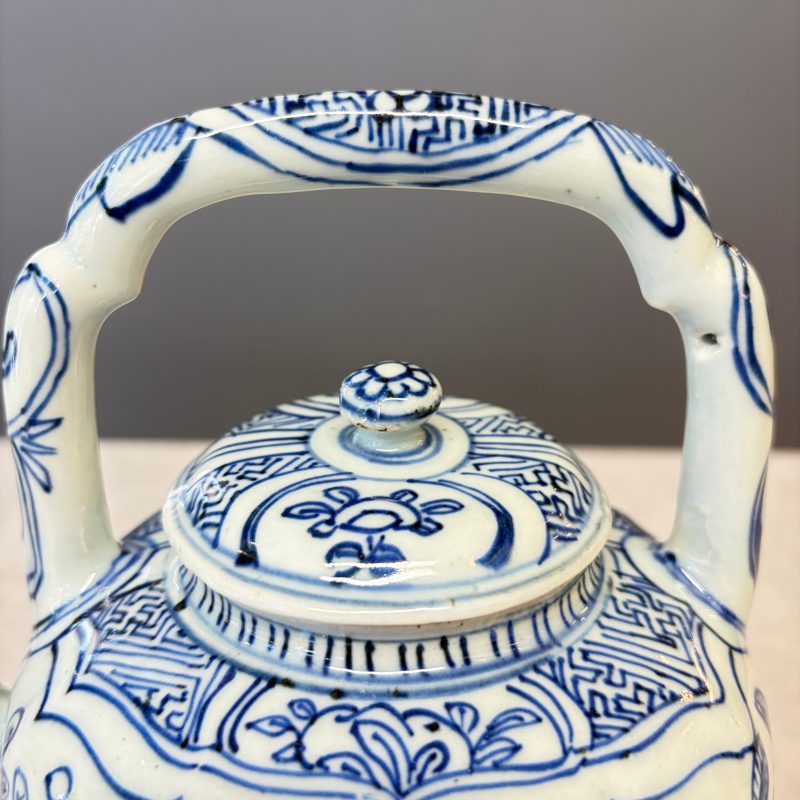 A Chinese blue and white 'Buddhist Lion' wine pot and cover - 图9
