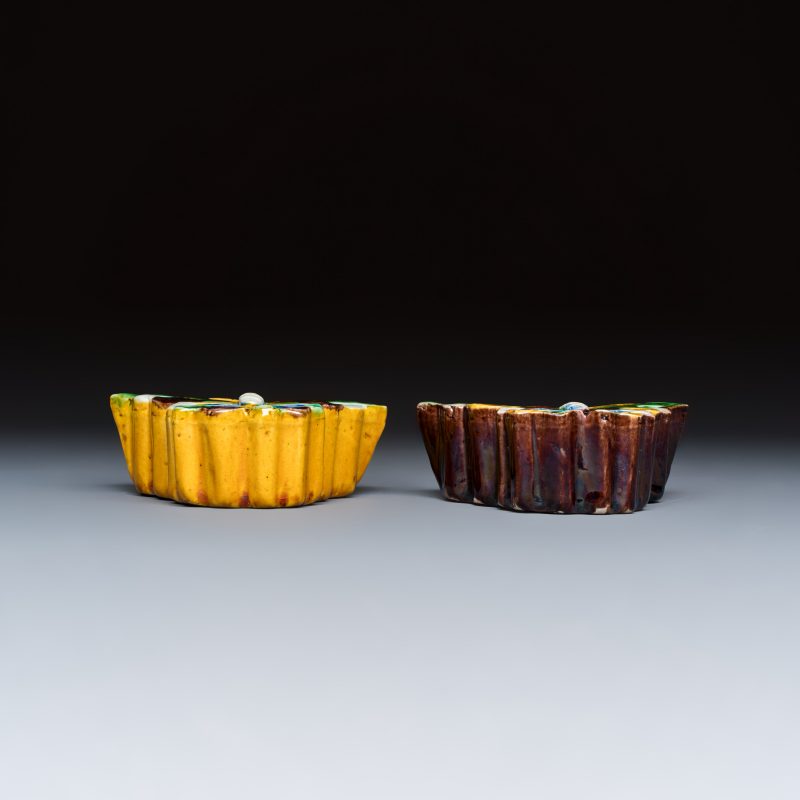 A pair of Chinese famille verte sancai biscuit 'Butterfly' water pots and a pair of shoes - 图7