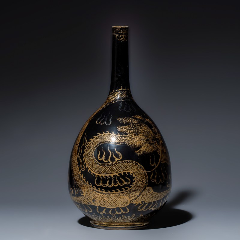A Chinese gilt-decorated black-ground 'Dragon' vase - 图4