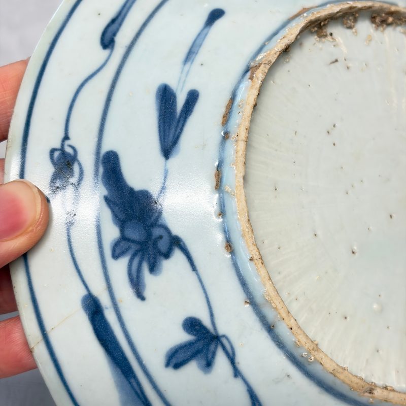 Two Chinese blue and white bowls, a plate, a celadon kendi and a vase - 图24
