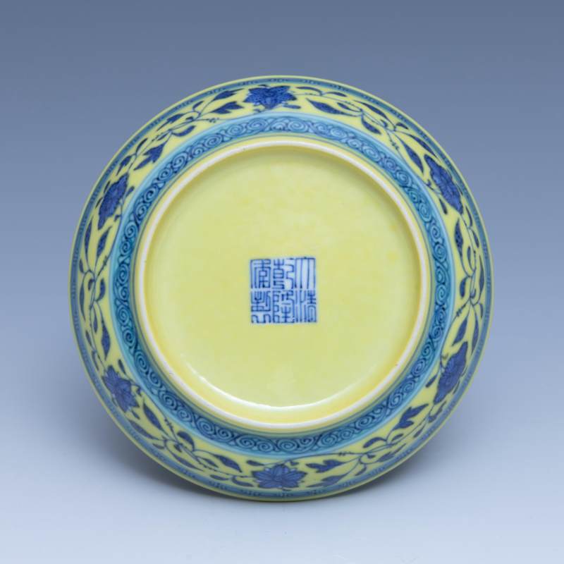 A pair of Ming-style yellow-ground blue and white saucers, Qianlong mark and of the period (1736-1795) - 图3
